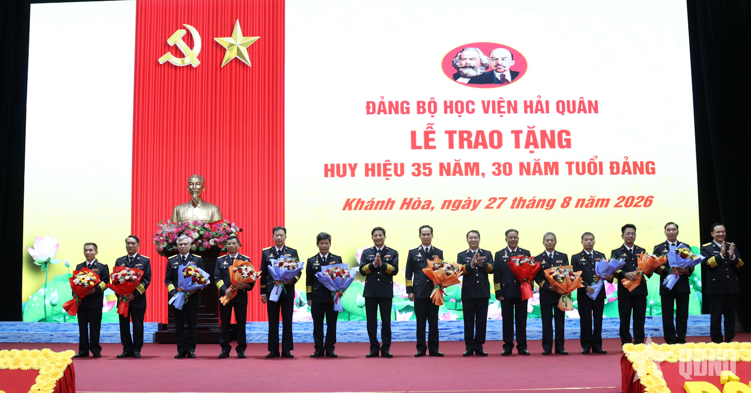Học viện Hải quân trao tặng Huy hiệu Đảng